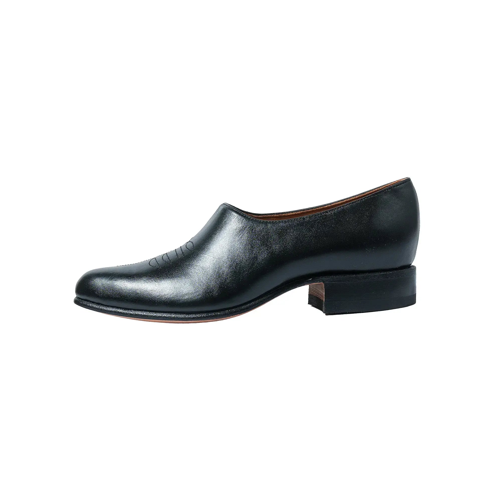 Side profile of the Chamula Saarinen Black Leather showing ankle height proportion, stacked heel, and refined silhouette for Clothier & Sons.
