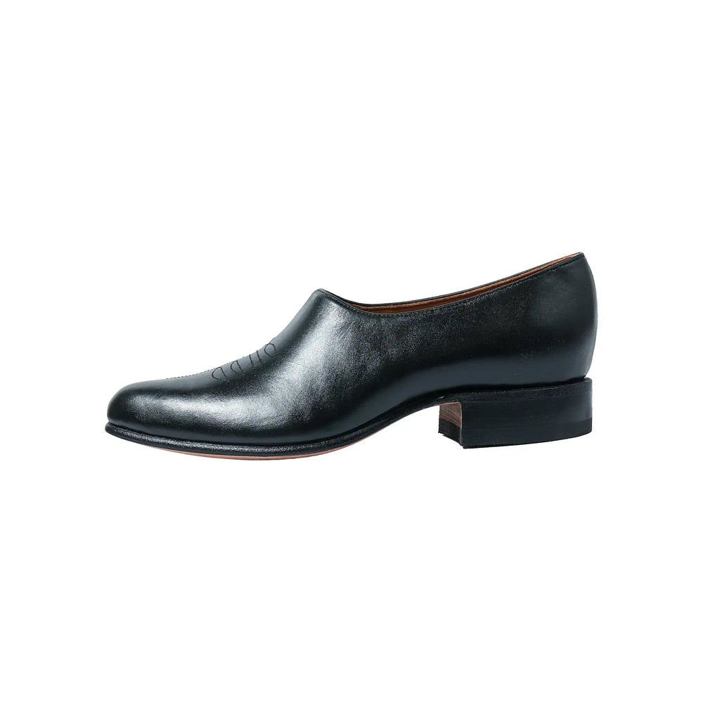 Side profile of the Chamula Saarinen Black Leather showing ankle height proportion, stacked heel, and refined silhouette for Clothier & Sons.
