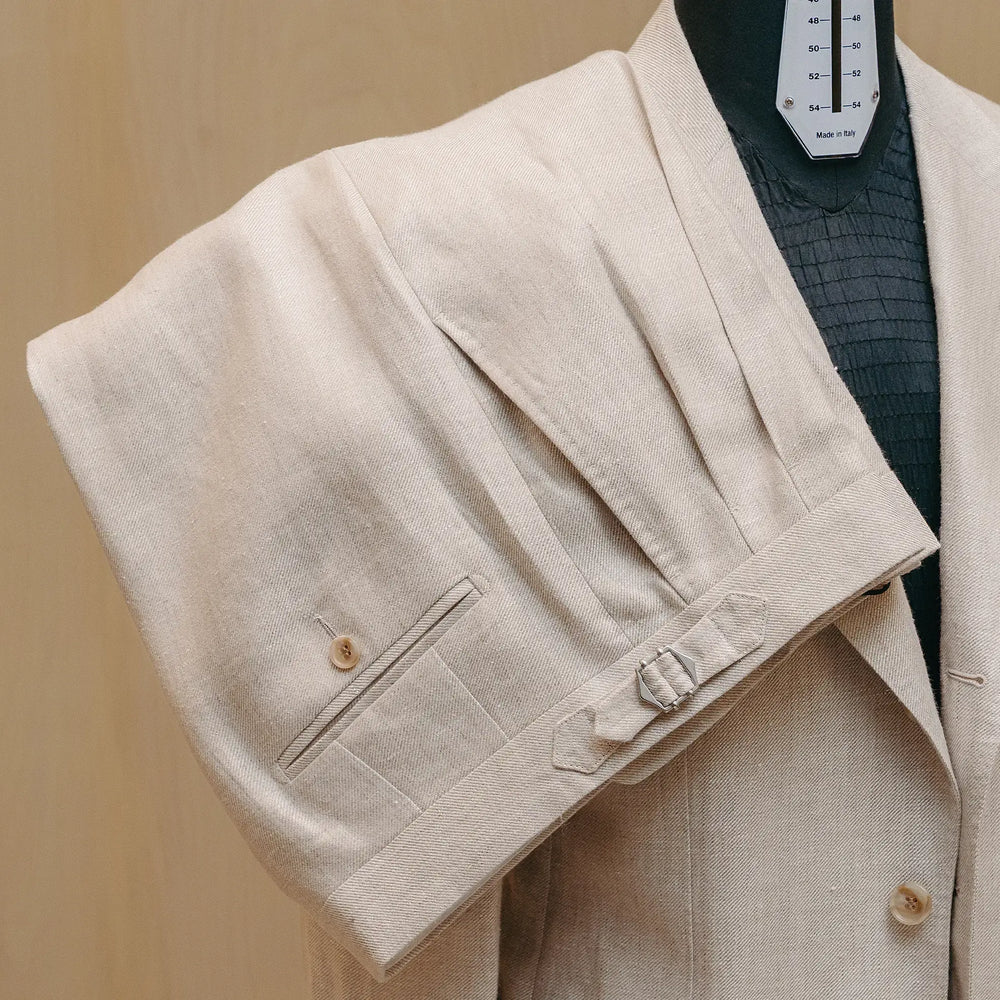 Shoulder detail of the Drop6 Linen Suit Oatmeal showing natural shoulder line, fabric drape, and breathable linen texture for Clothier & Sons.