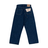 กางเกง orSlow 100 Super Dad’s Fit Denim One Wash โชว์กระเป๋าหลังสองข้างและป้ายหนังโลโก้ orSlow ที่เอว สะท้อนดีไซน์เรียบง่ายในแบบงานฝีมือญี่ปุ่น