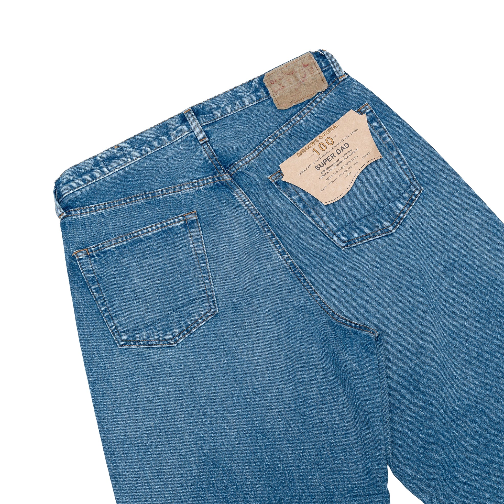 กางเกงยีนส์ orSlow 100 Super Dad’s Fit Denim Used โชว์ป้ายหนังโลโก้ orSlow ที่เอวและกระเป๋าหลังคู่ตัดเย็บประณีต 