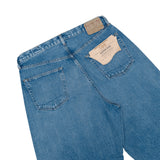 กางเกงยีนส์ orSlow 100 Super Dad’s Fit Denim Used โชว์ป้ายหนังโลโก้ orSlow ที่เอวและกระเป๋าหลังคู่ตัดเย็บประณีต 