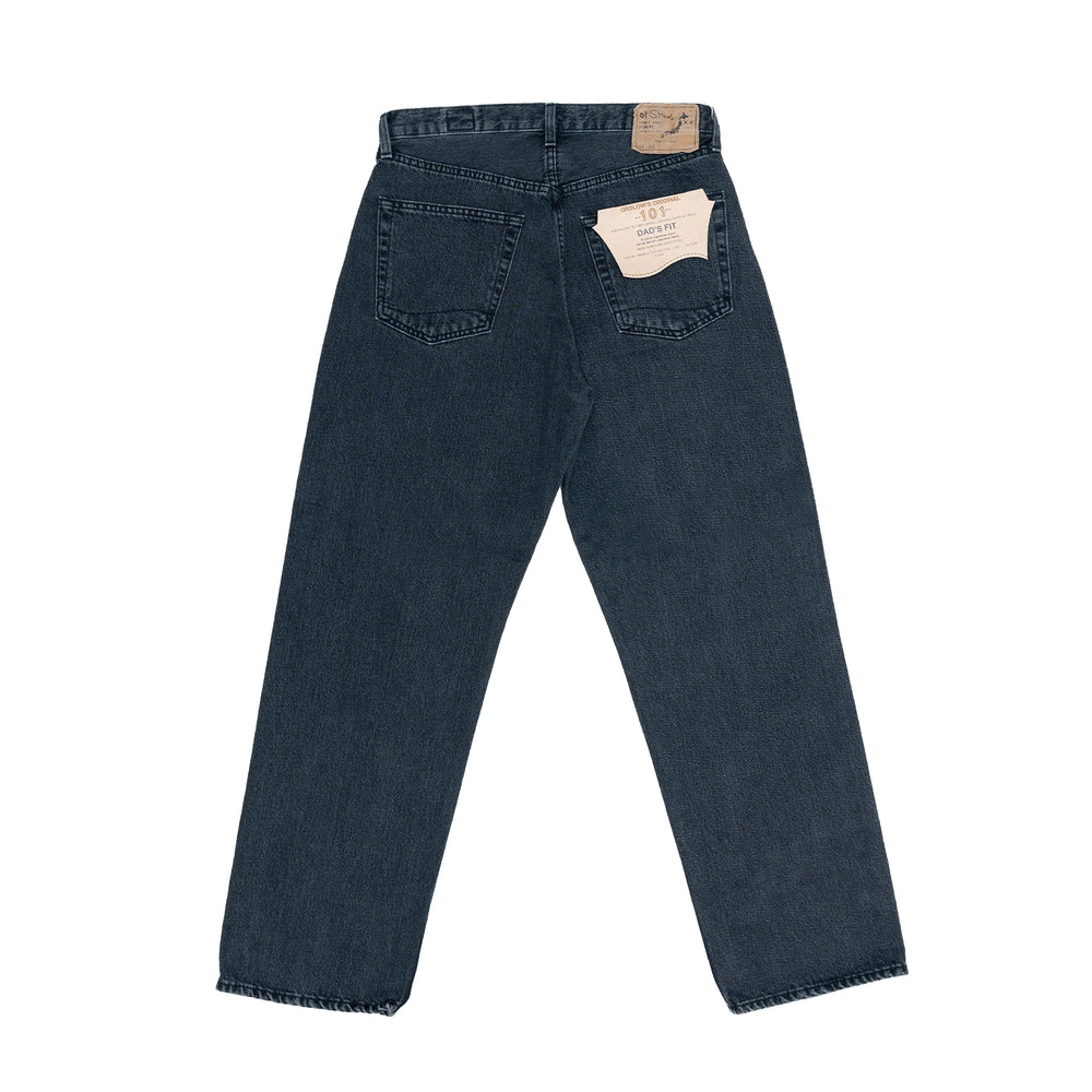 กางเกง orSlow 101 Dad’s Fit Black Denim Stone โชว์กระเป๋าหลังสองข้างและป้ายหนังโลโก้ orSlow ที่เอว ดีไซน์เรียบเท่สะท้อนกลิ่นอายวินเทจของงานญี่ปุ่น