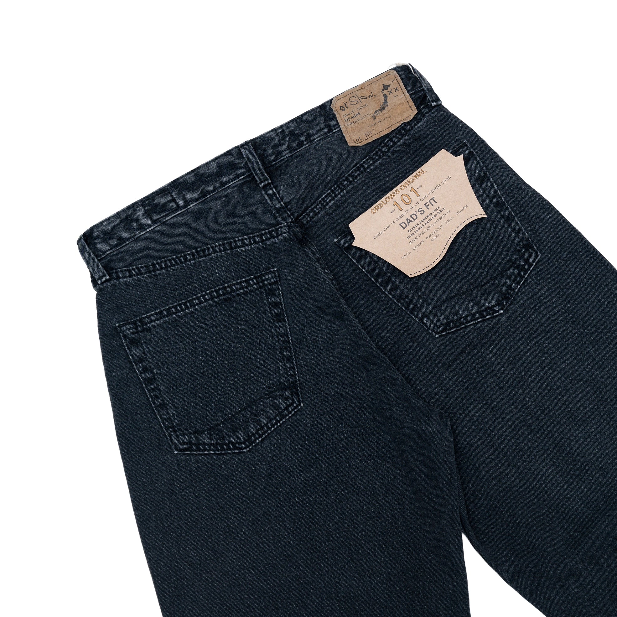 รายละเอียดกระดุมและตะเข็บของกางเกง orSlow 101 Dad’s Fit Black Denim Stone แสดงให้เห็นงานเย็บประณีตและการฟอกสีที่ลงตัว ให้ลุควินเทจอย่างมีสไตล์ 