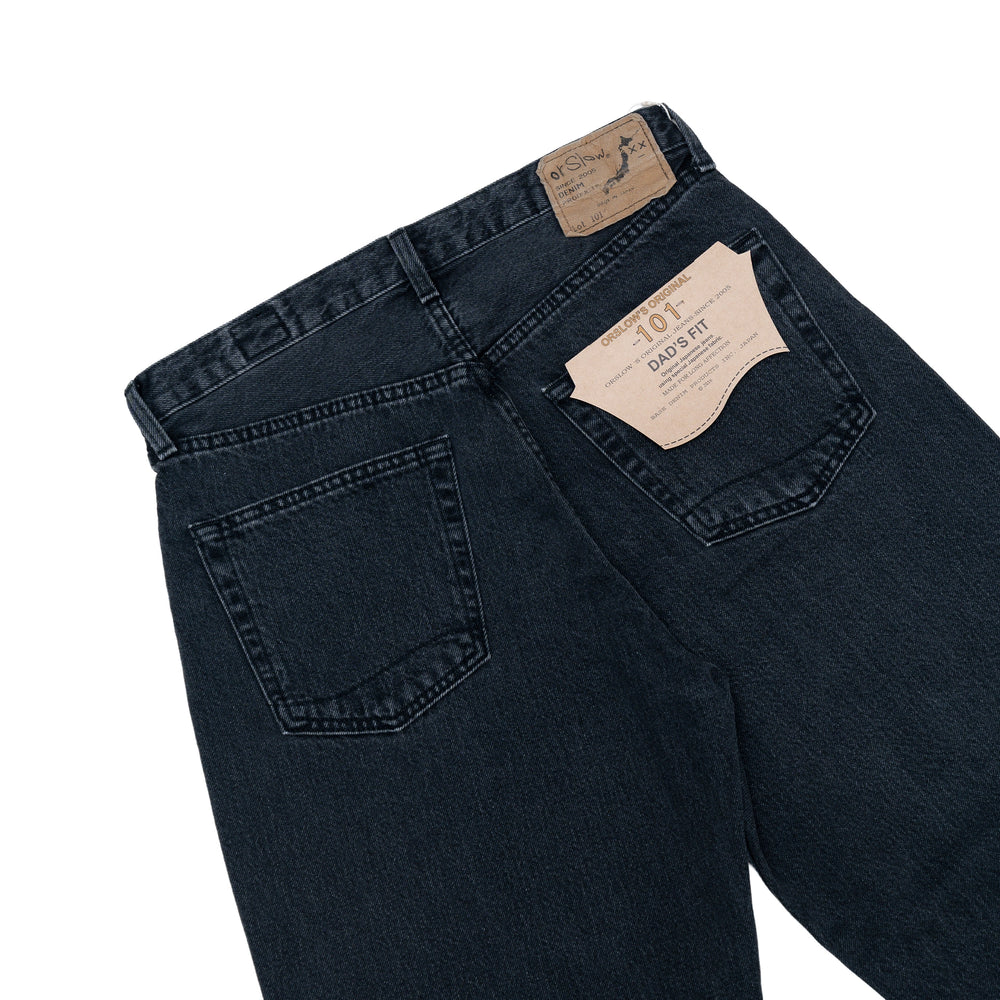 รายละเอียดกระดุมและตะเข็บของกางเกง orSlow 101 Dad’s Fit Black Denim Stone แสดงให้เห็นงานเย็บประณีตและการฟอกสีที่ลงตัว ให้ลุควินเทจอย่างมีสไตล์ 