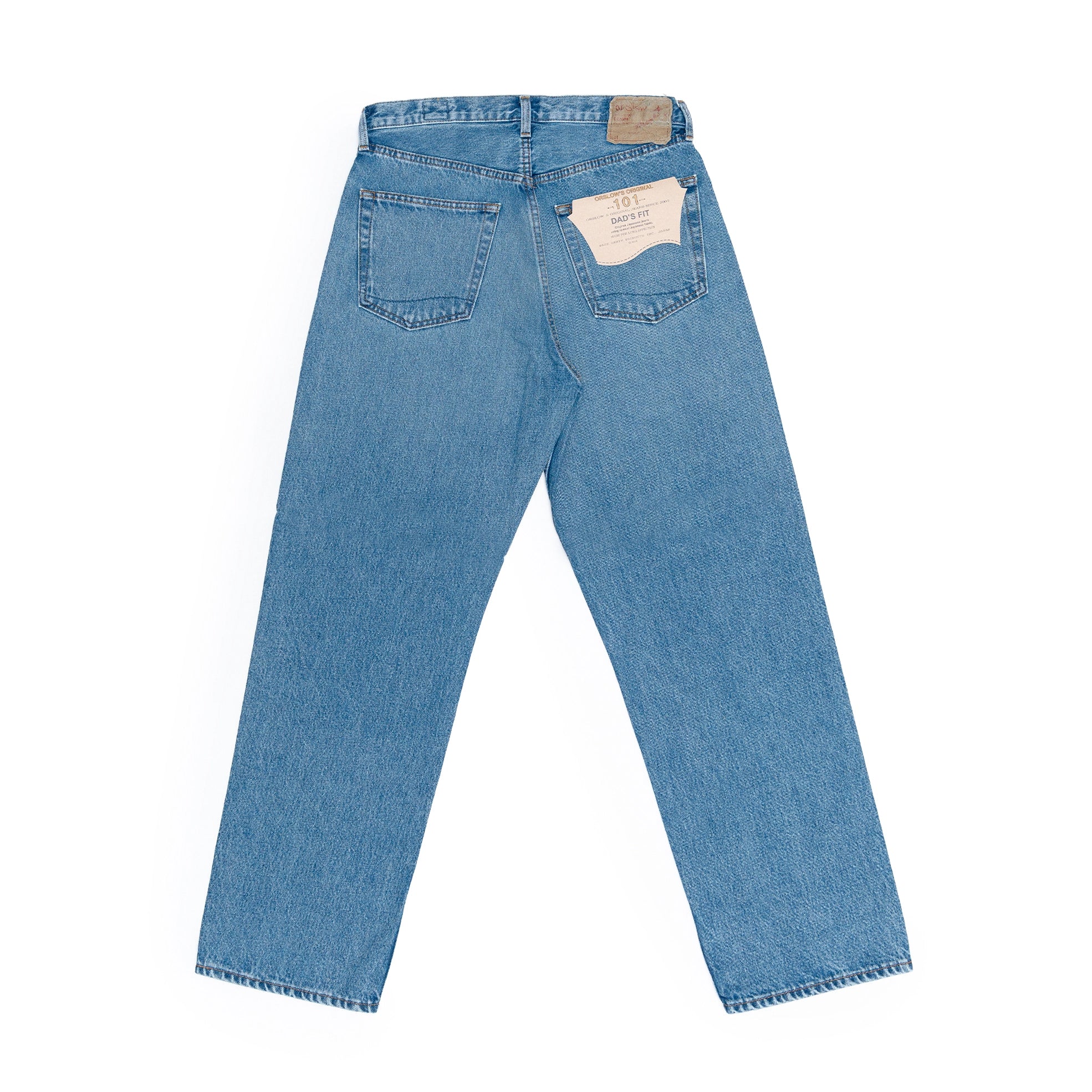 กางเกงยีนส์ orSlow 101 Dad’s Fit Denim Used โชว์กระเป๋าหลังแบบวินเทจและป้ายหนังโลโก้ orSlow ที่เอว ดีไซน์เรียบเท่สะท้อนความเป็นญี่ปุ่นอย่างแท้จริง