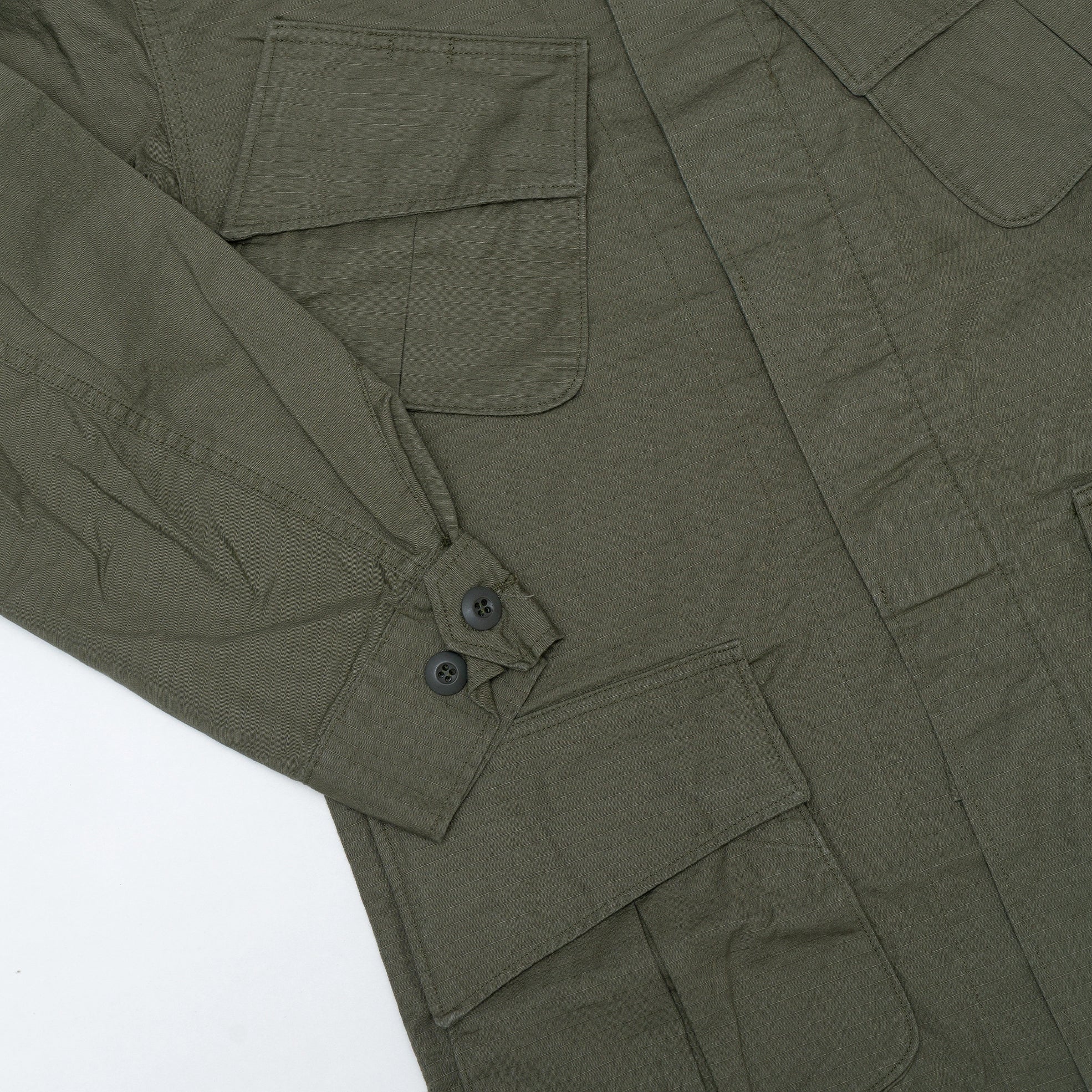 กระดุมและกระเป๋าหน้าของ orSlow U.S. Army Tropical Jacket สี Army Green แสดงดีเทลแบบทหารดั้งเดิมในงานเย็บคุณภาพสูงจากญี่ปุ่น