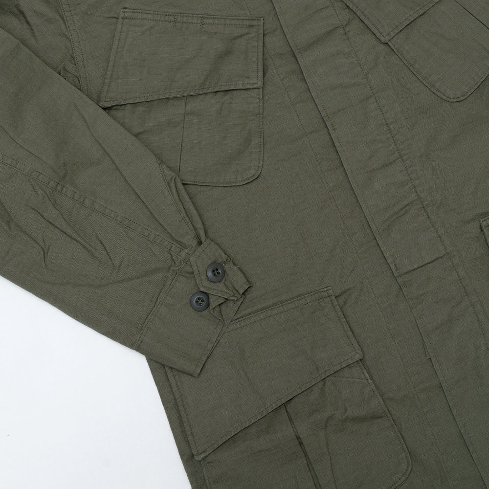 กระดุมและกระเป๋าหน้าของ orSlow U.S. Army Tropical Jacket สี Army Green แสดงดีเทลแบบทหารดั้งเดิมในงานเย็บคุณภาพสูงจากญี่ปุ่น