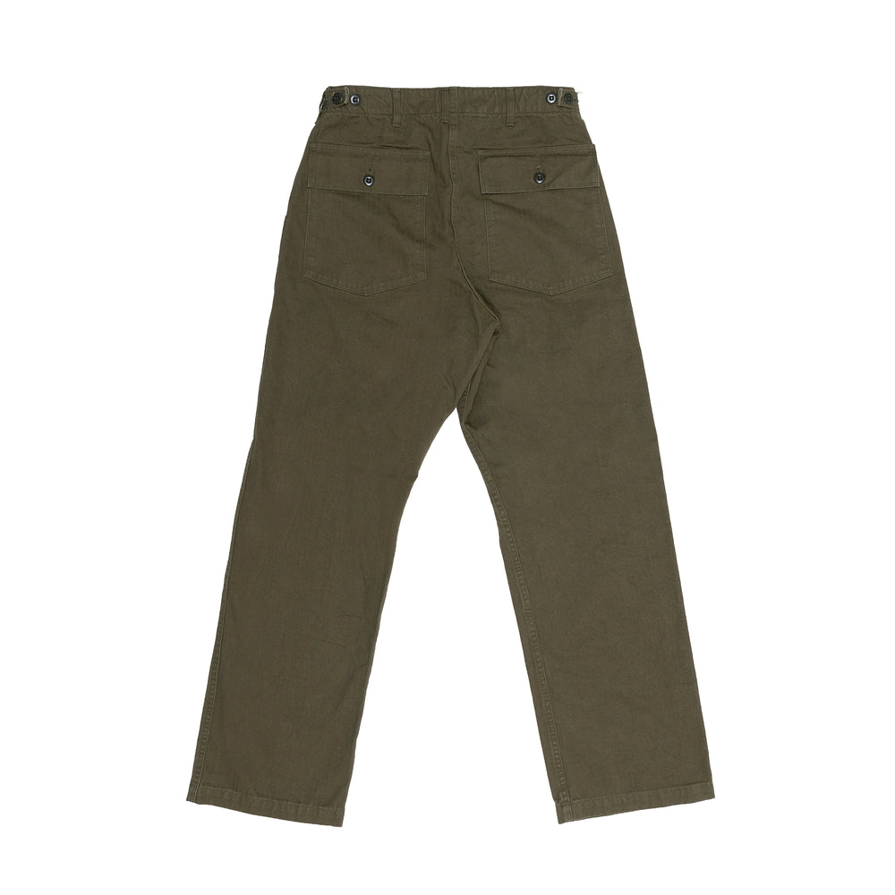 กางเกง orSlow V5002 Herringbone Fatigue Pants สี Army Green แสดงรายละเอียดกระเป๋าหลังสองข้างและตะเข็บเย็บคู่