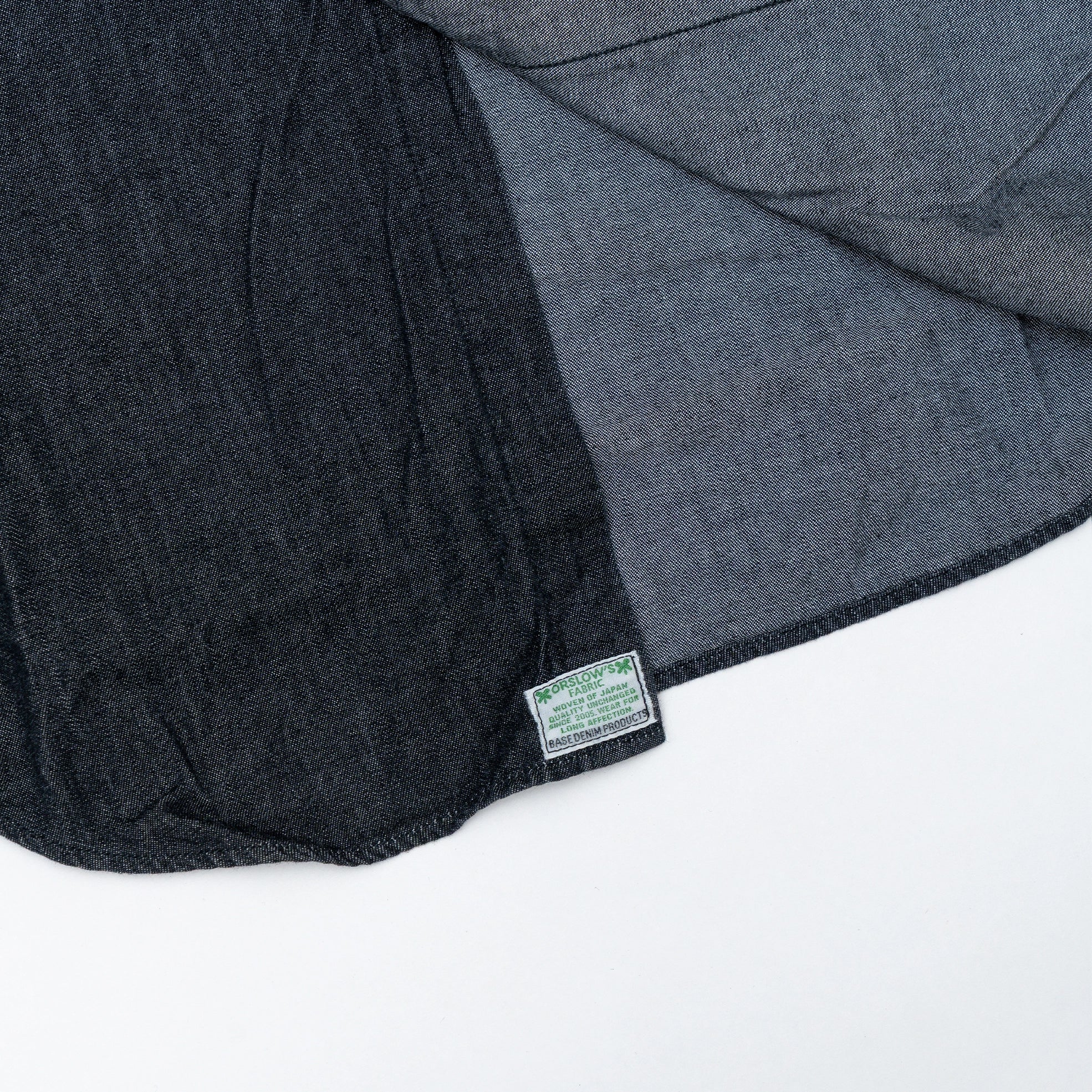 บริเวณปลายเสื้อของรายละเอียดเล็ก ๆ ที่สื่อถึงเอกลักษณ์ของแบรนด์ญี่ปุ่น