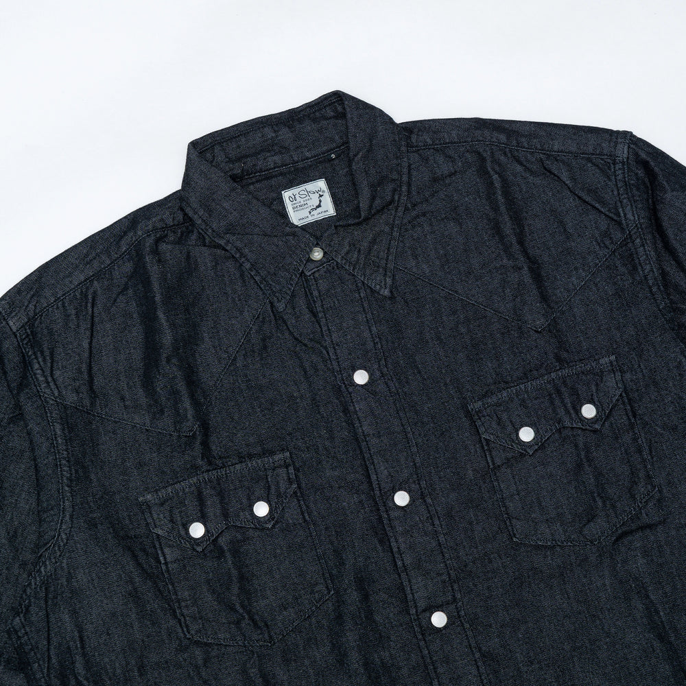 บริเวณปกเสื้อของ orSlow Denim Western Shirt สีดำ ผลิตในญี่ปุ่น ดีไซน์ทรง Western ที่โดดเด่นด้วยคอปกปลายแหลมและแนวตะเข็บคู่เย็บประณีต