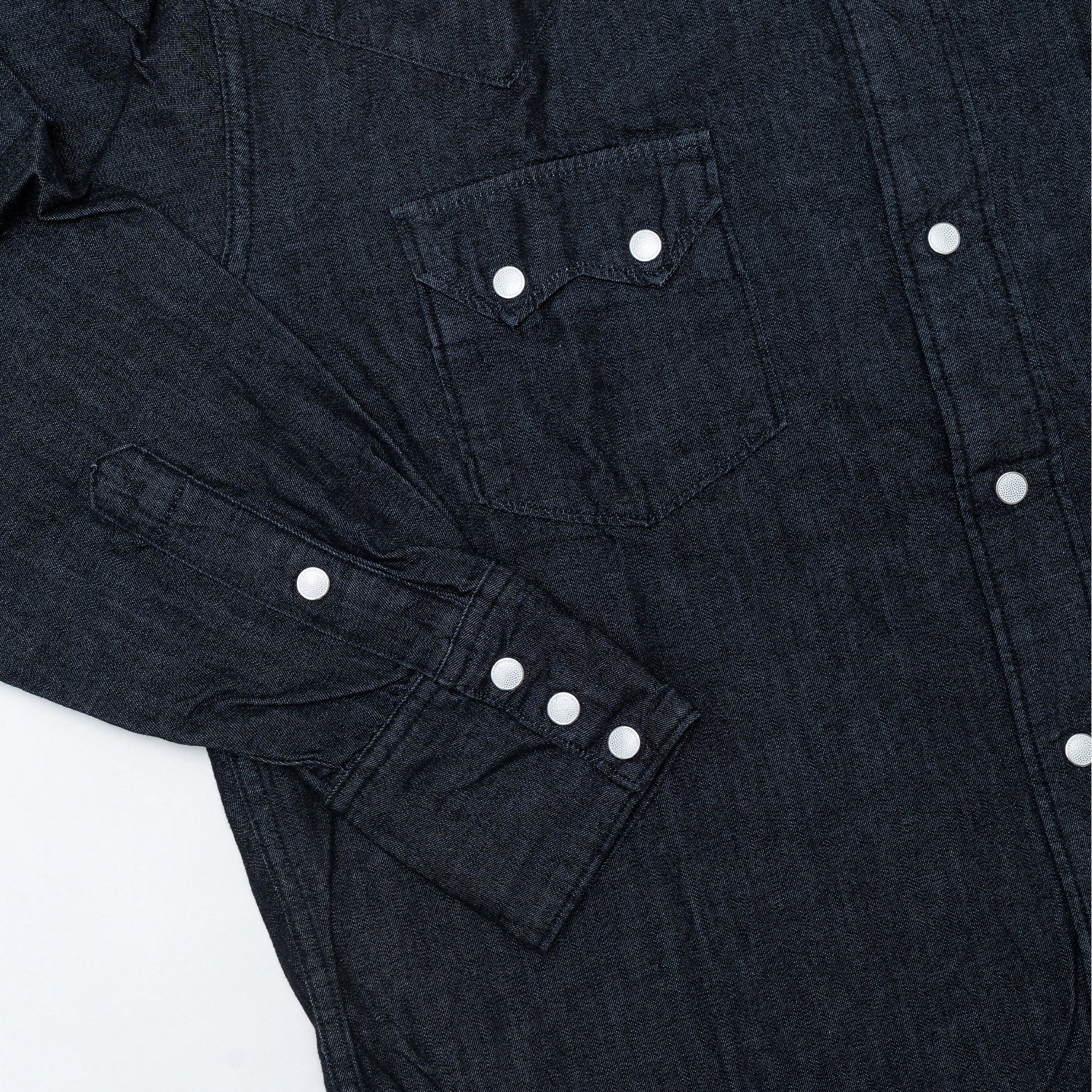 รายละเอียดแขนเสื้อ orSlow Denim Western Shirt สีดำ โชว์ตะเข็บคู่และกระดุมสแน็ปเมทัลลิก งานเย็บประณีตสไตล์ญี่ปุ่น