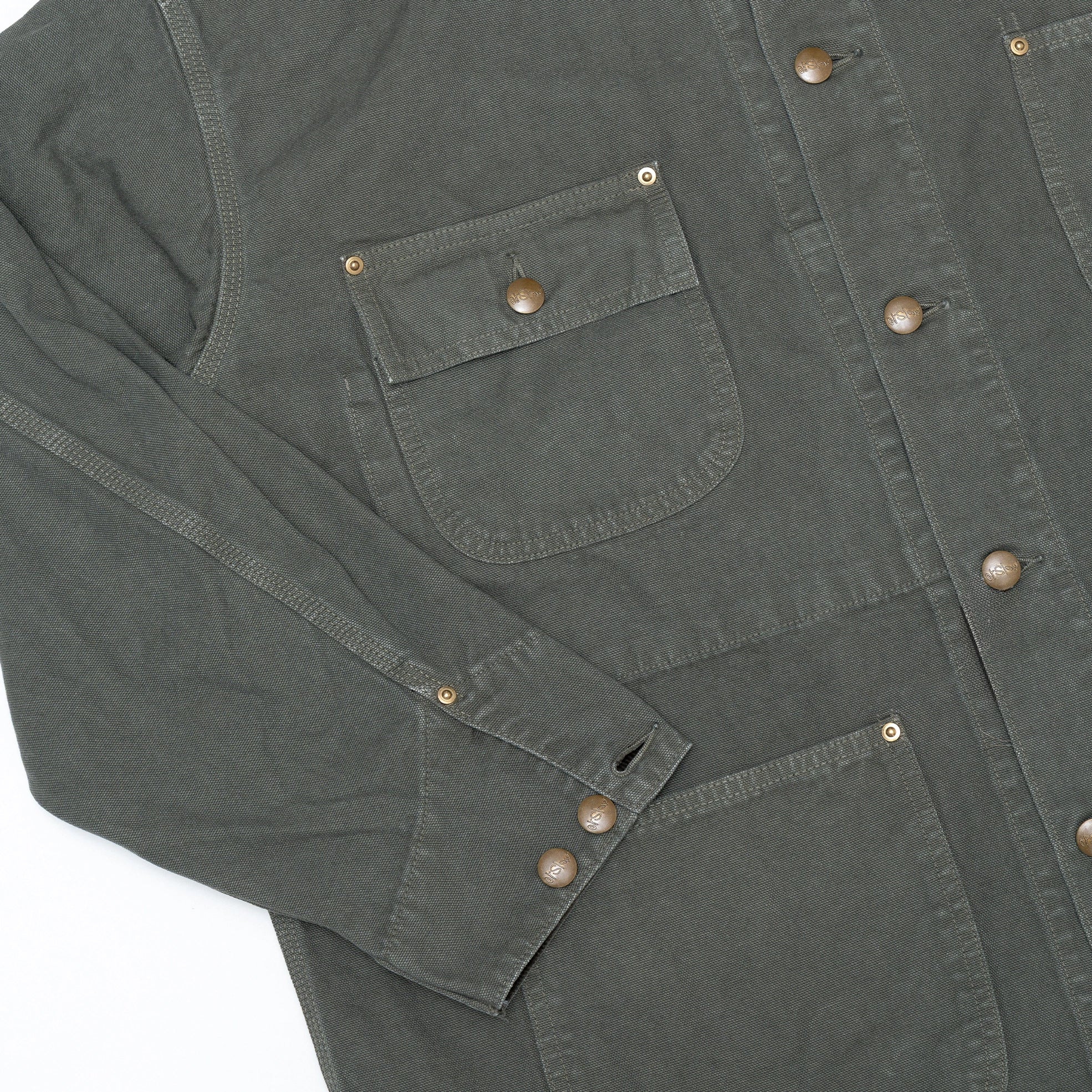 งานตัดเย็บและกระดุมของ orSlow Shawl Jacket สี Army Green สื่อถึงความประณีตและคุณภาพในแบบญี่ปุ่น