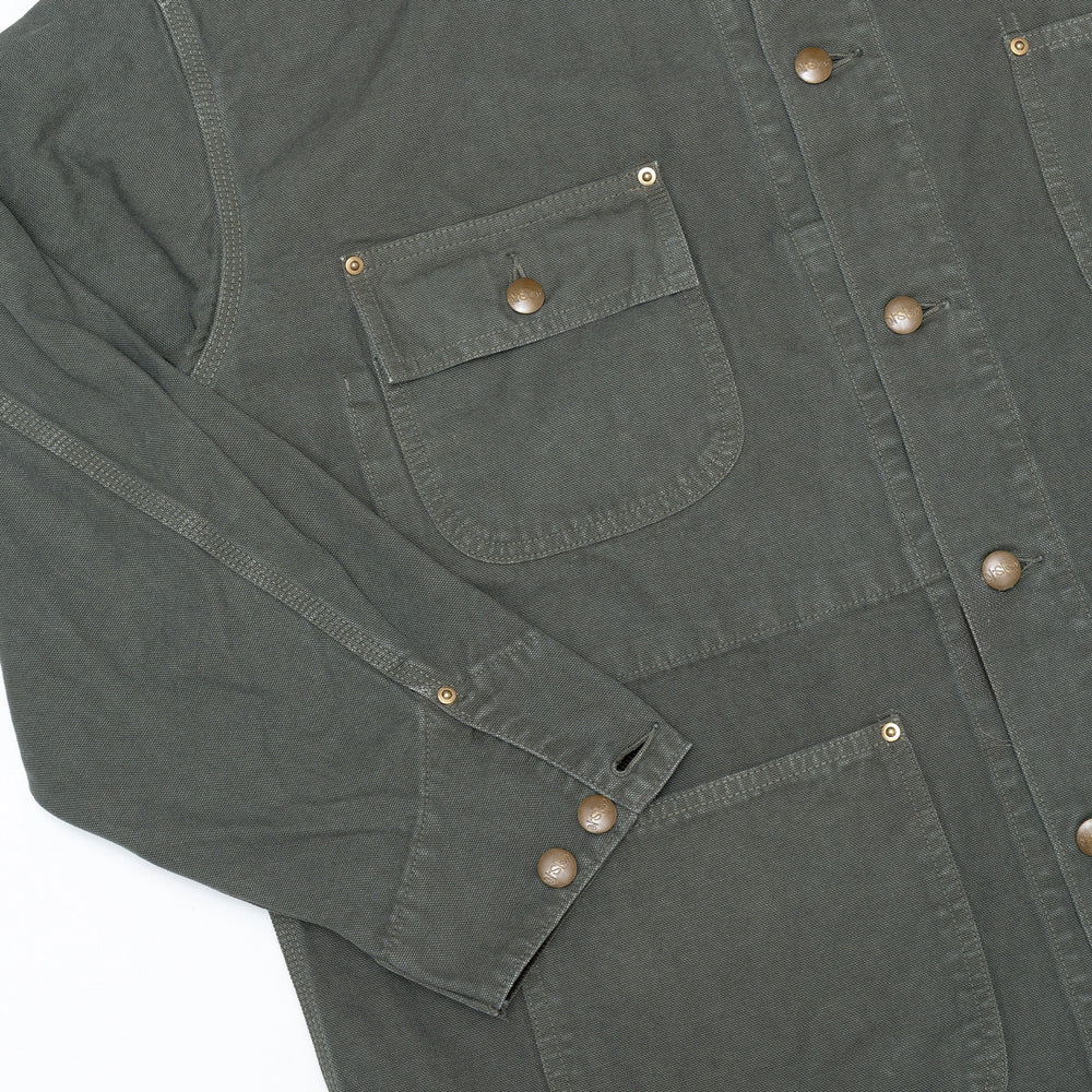 งานตัดเย็บและกระดุมของ orSlow Shawl Jacket สี Army Green สื่อถึงความประณีตและคุณภาพในแบบญี่ปุ่น