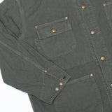 งานตัดเย็บและกระดุมของ orSlow Shawl Jacket สี Army Green สื่อถึงความประณีตและคุณภาพในแบบญี่ปุ่น