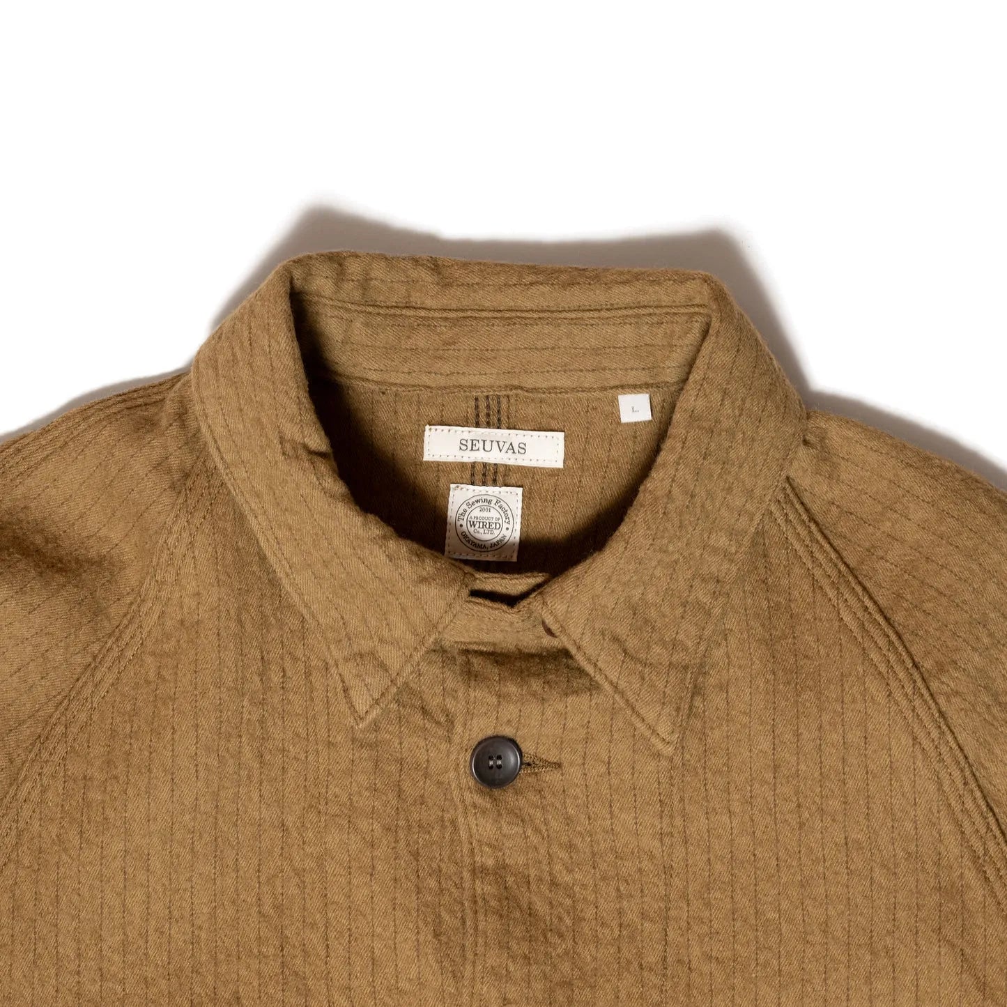 Close-up of structured collar design on Suvas C/W Raglan Coverall in khaki.