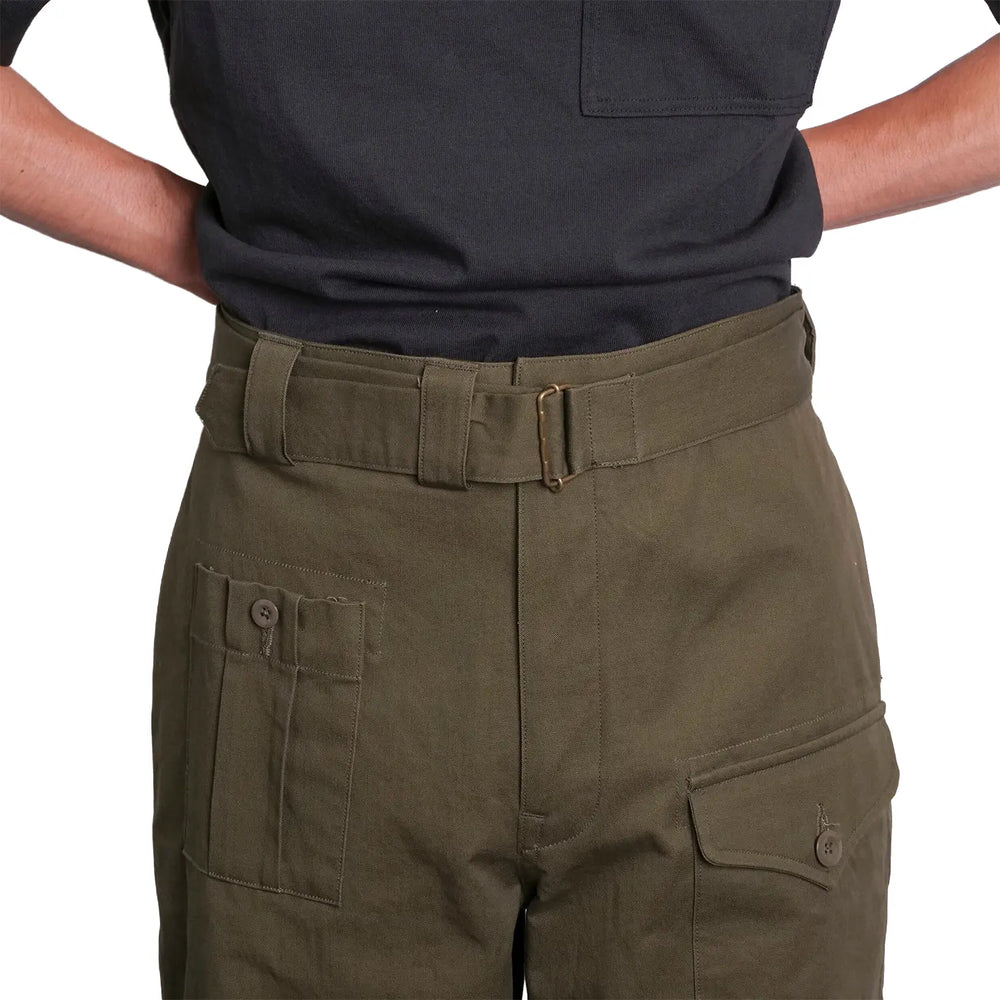 Waist detail of the Soundman Olson 534M-961B Trousers Olive Green showing waistband construction, belt loops, and fastening detail for Clothier & Sons.
