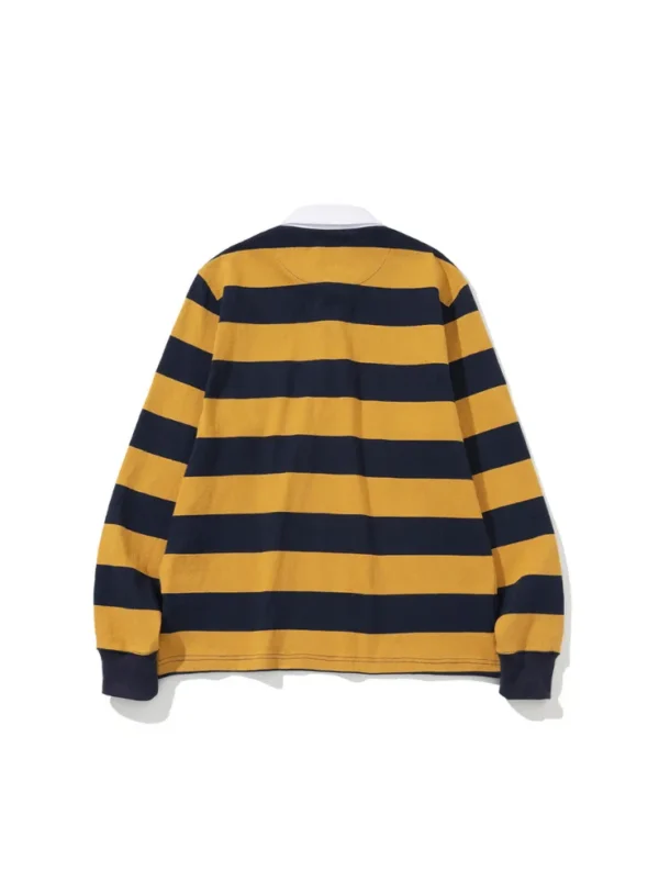 Rugby shirt สีเหลืองสไตล์ Ivy League จาก RENACTS พร้อมลายปัก Crest บนผ้าคอตตอนเนื้อหนา ทรงคลาสสิก
